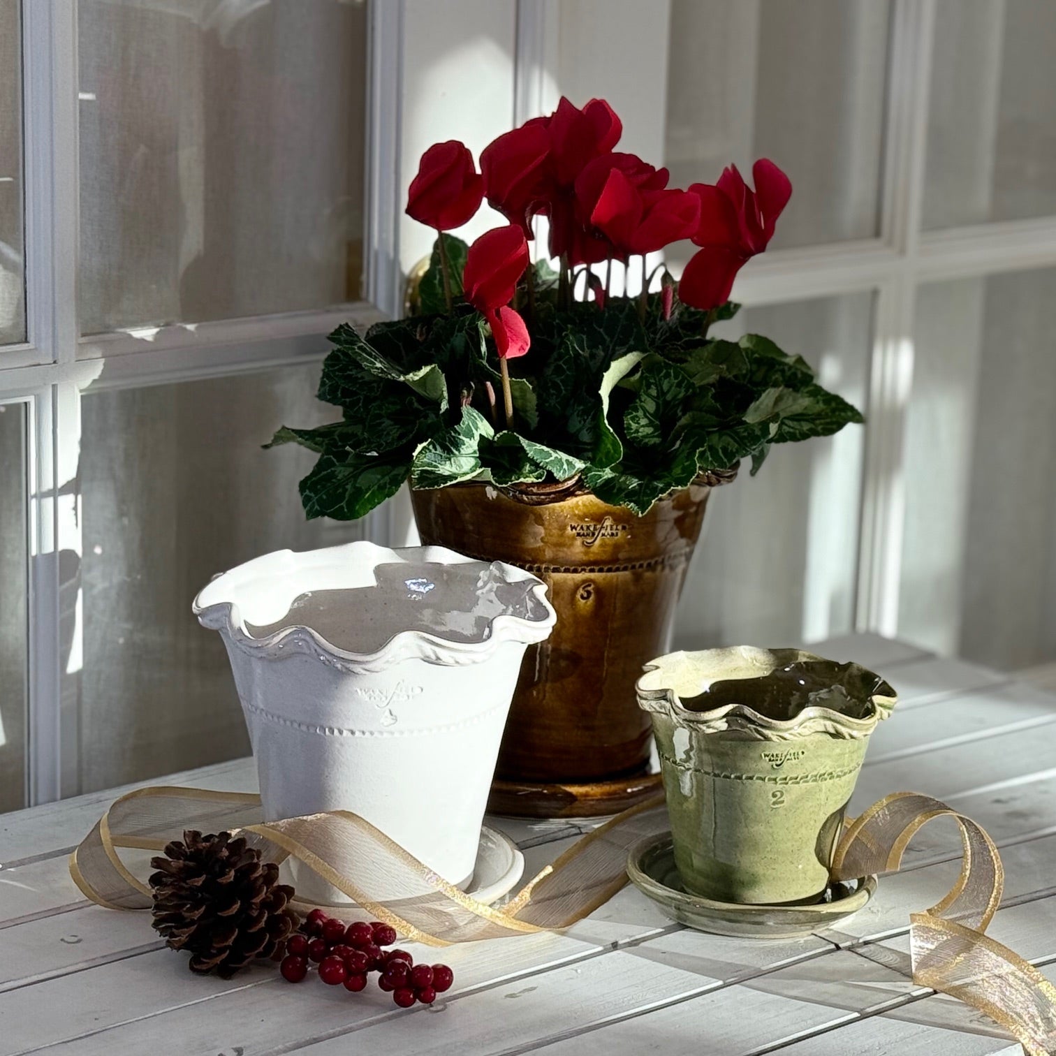 Glazed Scalloped Full Pot, Roped Rim with Individual Saucer